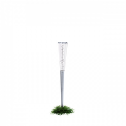 Klarer Golftee auf saftig grünem Gras vor schwarzem Hintergrund.