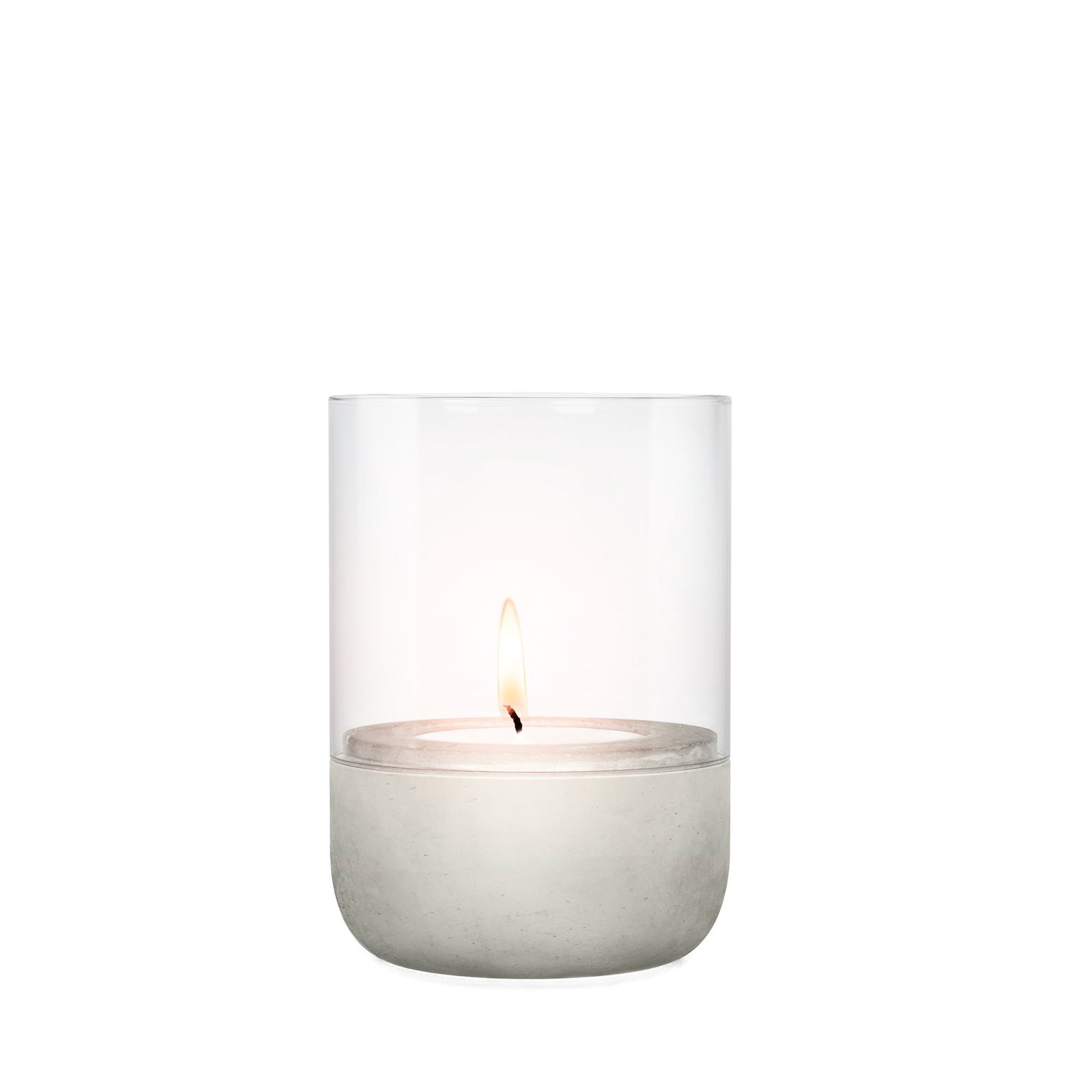 Moderne Kerze in einem Glas hält mit einem Betonfuß, sanft leuchtende Flamme.