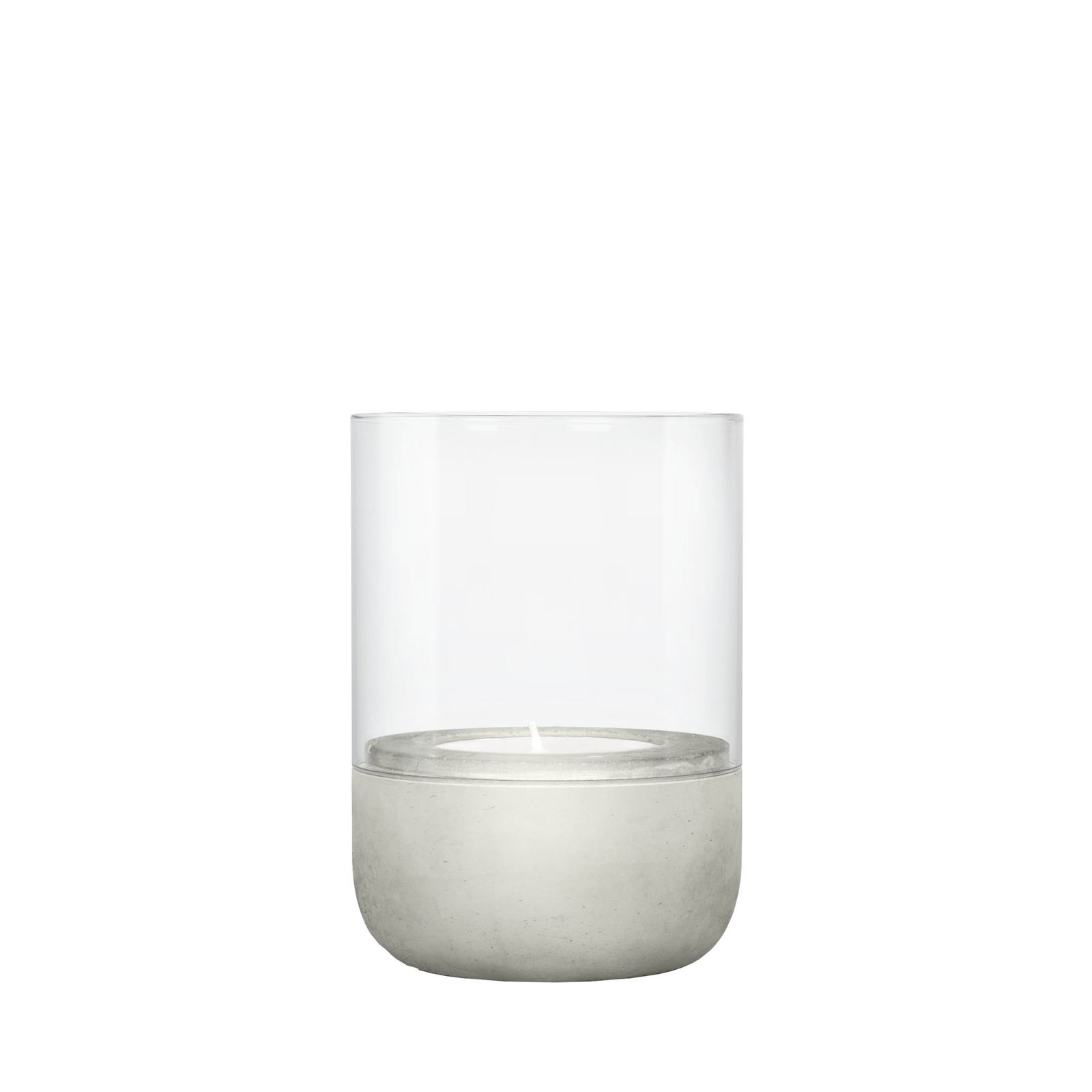 Kerze in einem stilvollen Glas- und Betonteller für eine ruhige Wohnatmosphäre.