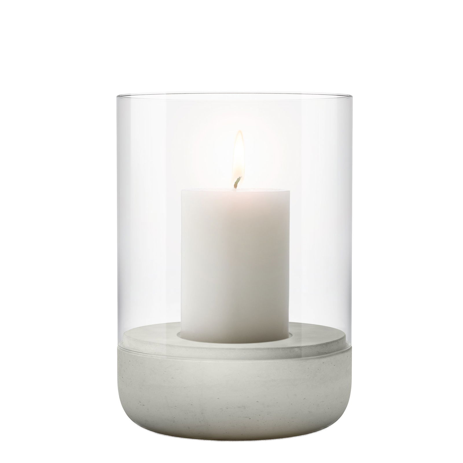 Elegante weiße Kerze in einem Glashalter mit einem Betonsockel, sanft beleuchtet.