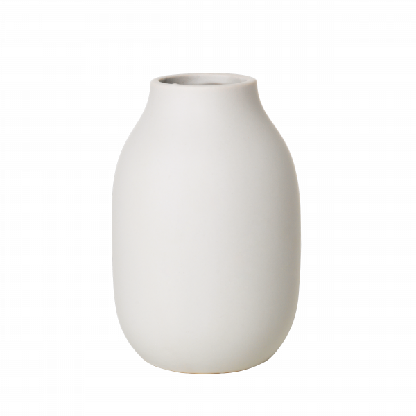 Minimalistische weiße Keramikvase mit einer glatten, runden Form vor einem schwarzen Hintergrund.