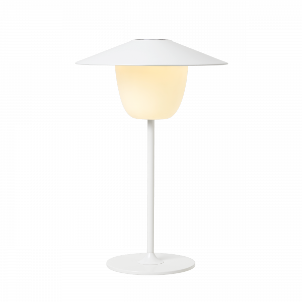 Moderne weiße Tischlampe mit einem eleganten Design und einem sanft leuchtenden Schirm.