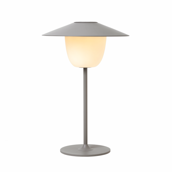 Moderne Tischlampe mit schlankem Design und sanftem, warmem Licht.