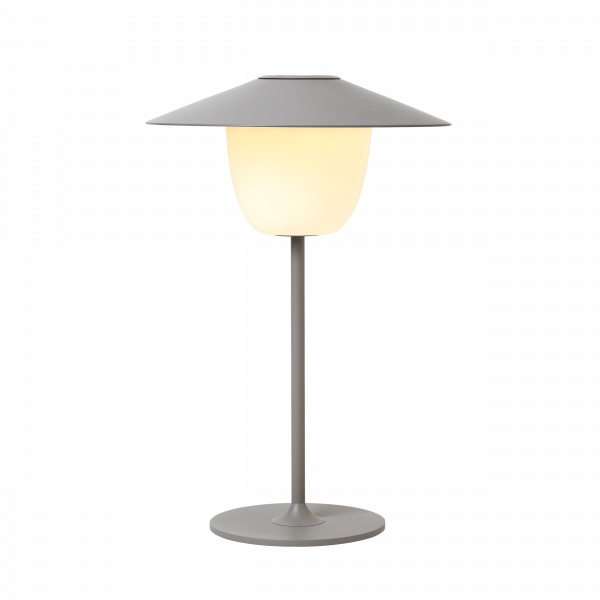 Moderne Tischlampe mit minimalistischen Design und weichem, warmem Licht.