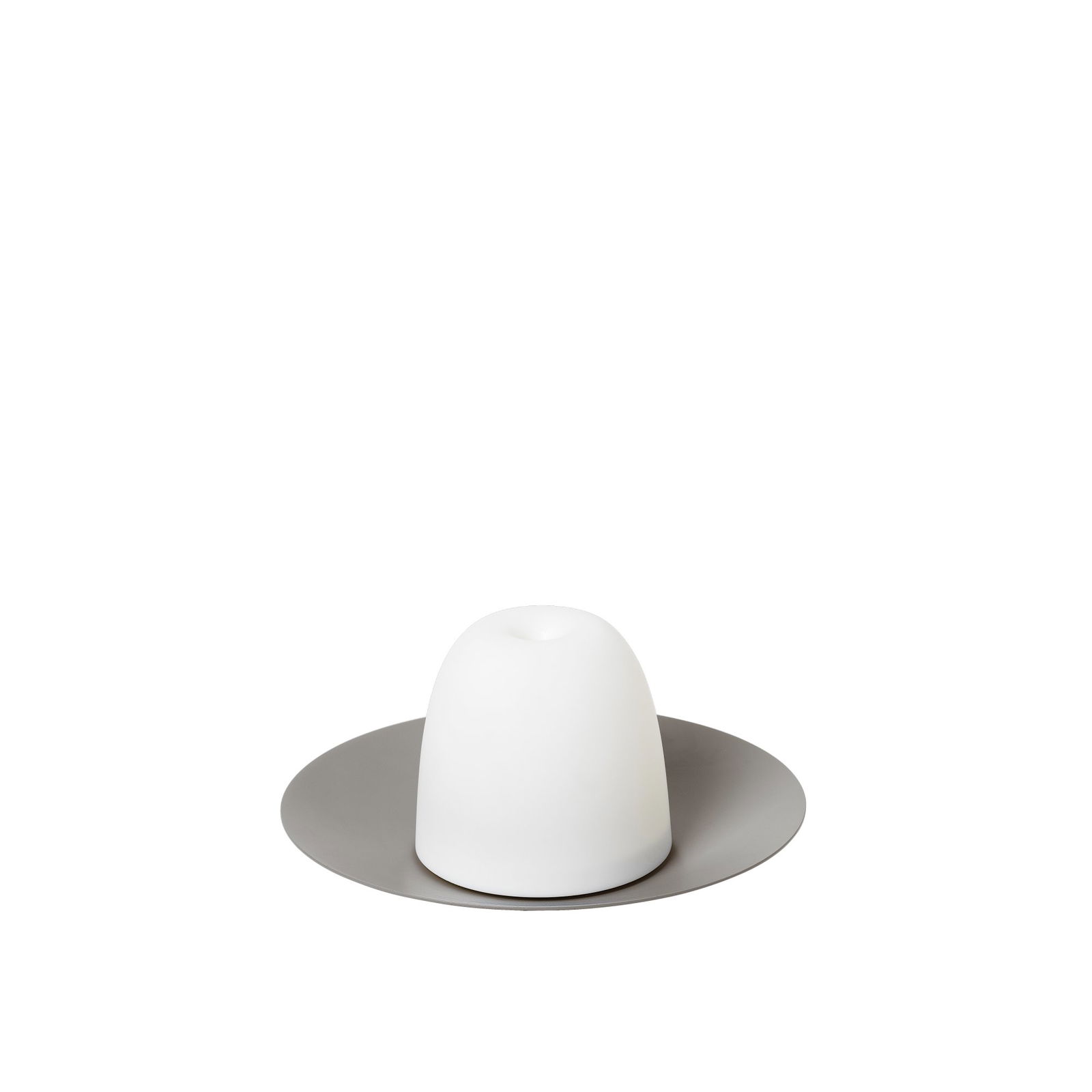 Moderne Keramikvase auf einem minimalistischen grauen Teller vor einem schwarzen Hintergrund.