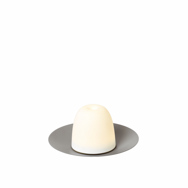Minimalistische Tischlampe auf einem eleganten grauen Sockel, die sanft weißes Licht abgibt.