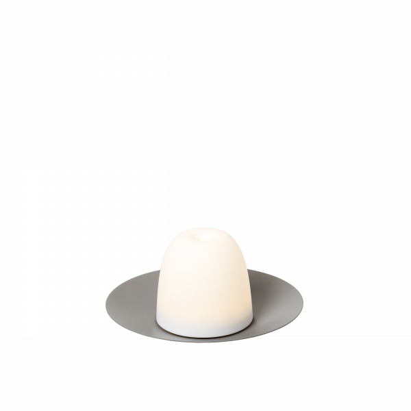 Minimalistische weiße Lampe auf einem eleganten grauen Standfuß vor einem schwarzen Hintergrund.