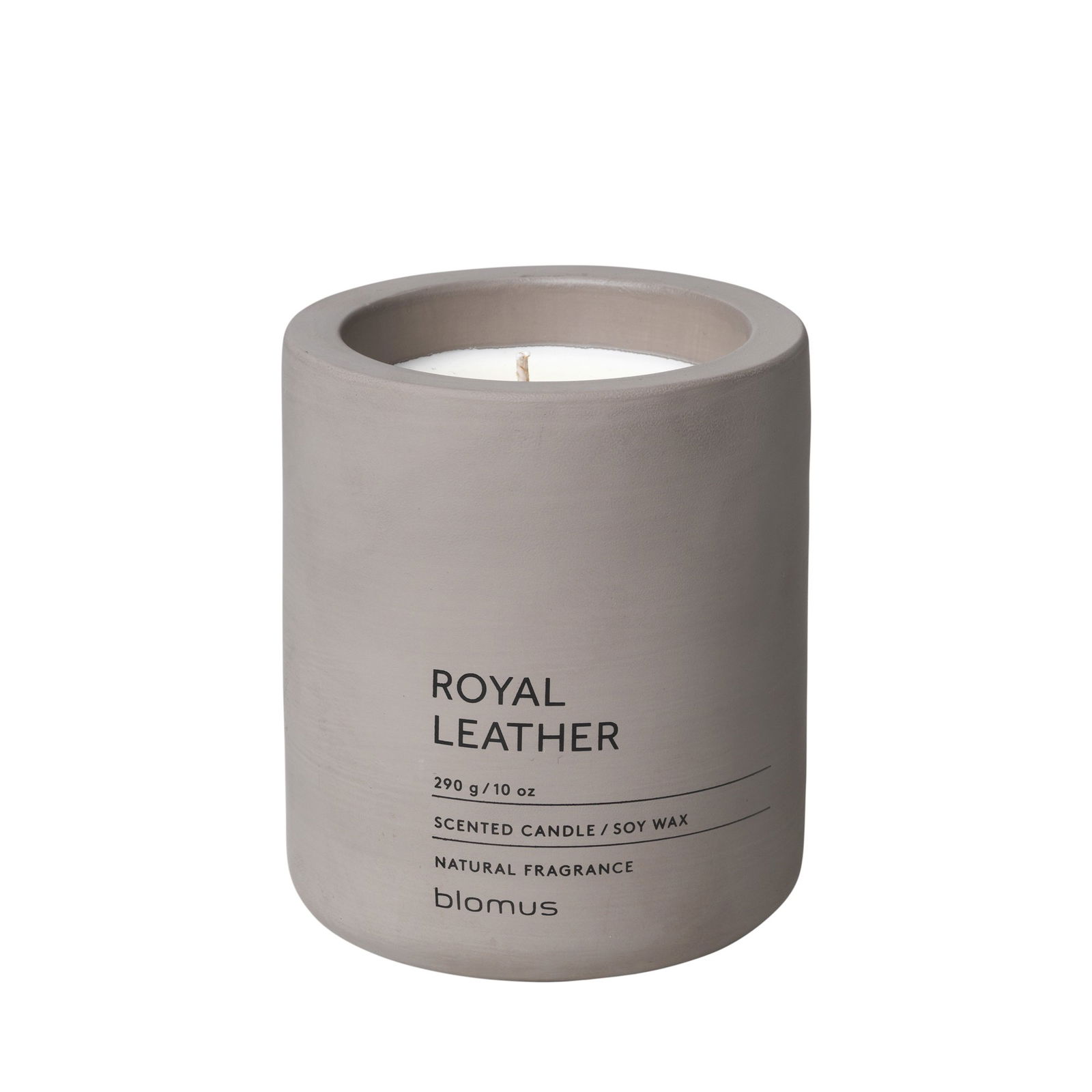 Duftende Sojawachskerze in einem minimalistischen Betonsockel mit der Aufschrift Royal Leather von Blomus.