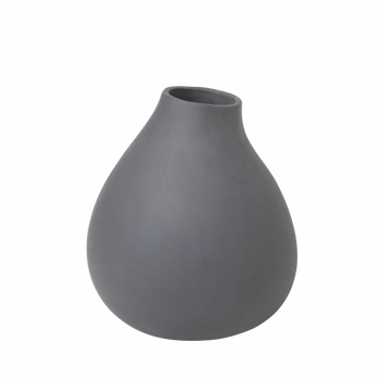 Moderne graue Keramikvase mit einer glatten, runden Form vor einem schwarzen Hintergrund.