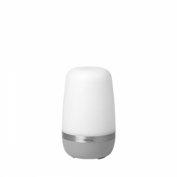 Moderne weiße Lampe mit einem schlanken Design und dezentem metallic Akzent.