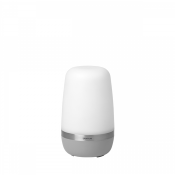 Moderne weiße Lampe mit einem schlanken Design und dezentem metallic Akzent.