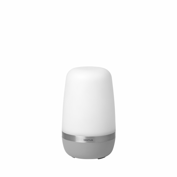 Moderne weiße Lampe mit einem schlanken Design und dezentem metallic Akzent.