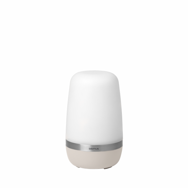 Moderne LED-Tischlampe mit schlankem Design und einem sanften weißen Glasschirm.