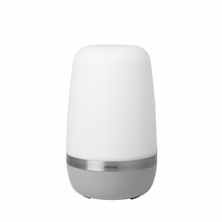 Elegante moderne Lampe mit einem mattweißen Schirm und minimalistischem grauen Fuß von Blomus.