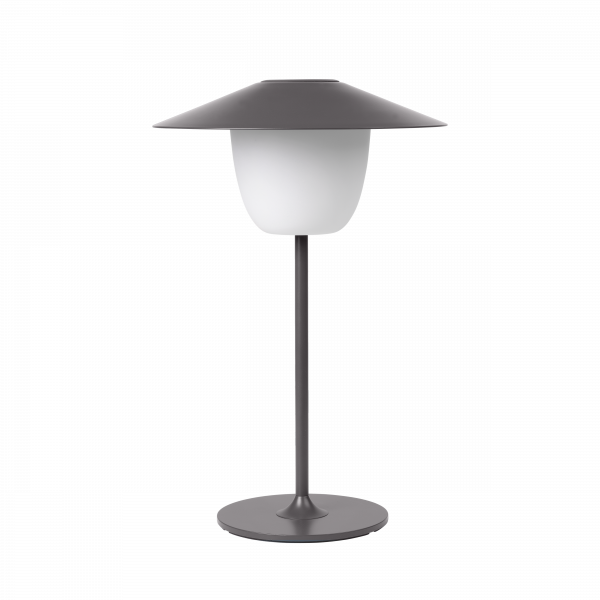 Moderne Tischlampe mit einem schlanken Metallfuß und elegantem weißen Schirmdesign.