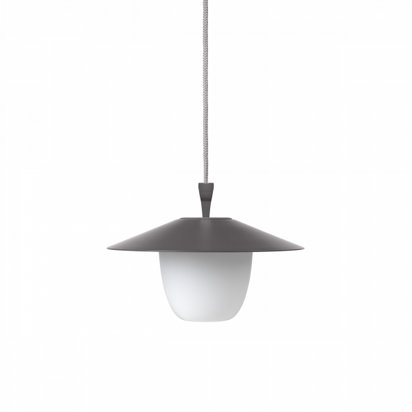 Moderne Pendelleuchte mit einem schlanken grauen Schirm und einem satinierten Glasschirm.