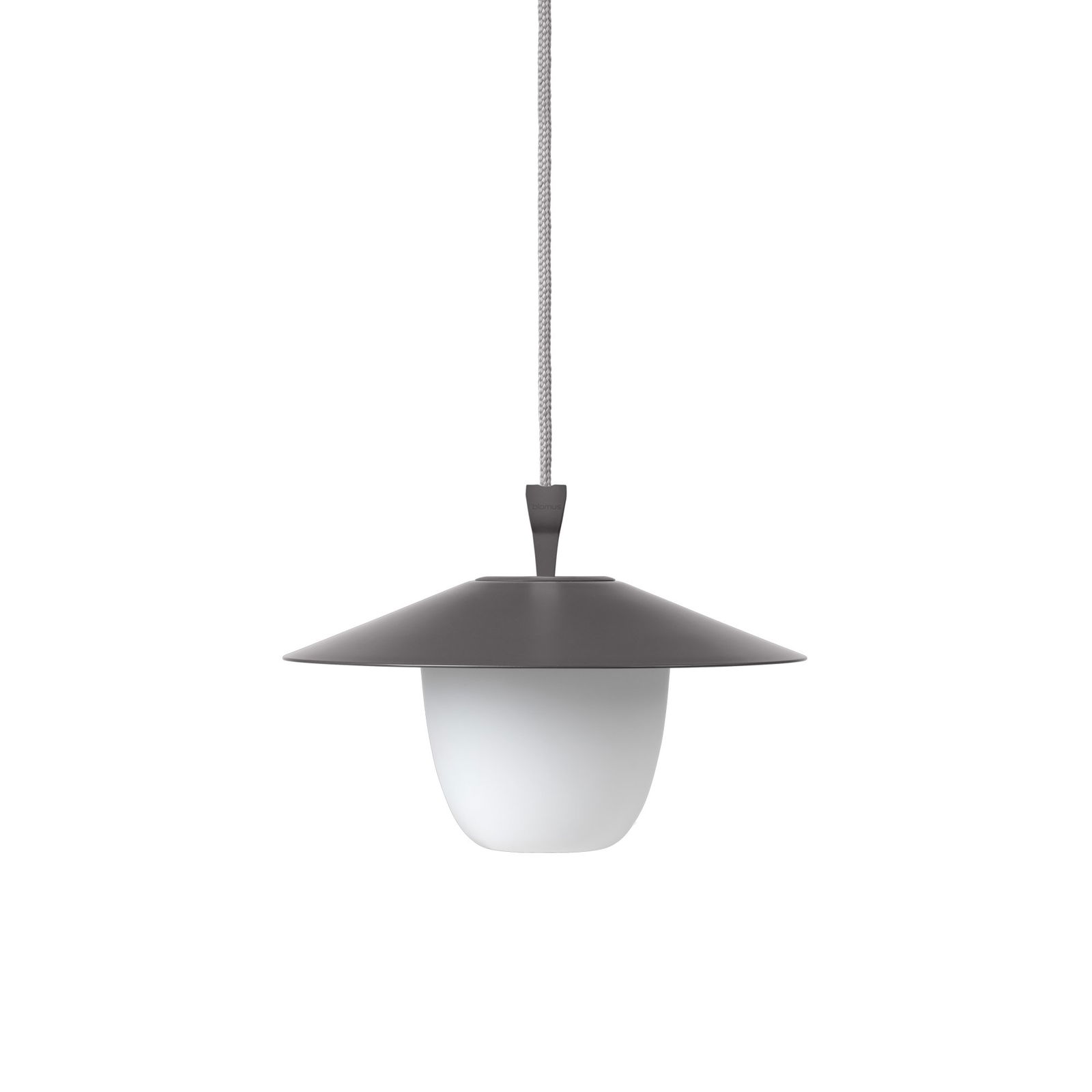 Moderne Pendelleuchte mit einem schlanken grauen Schirm und einem satinierten Glasschirm.