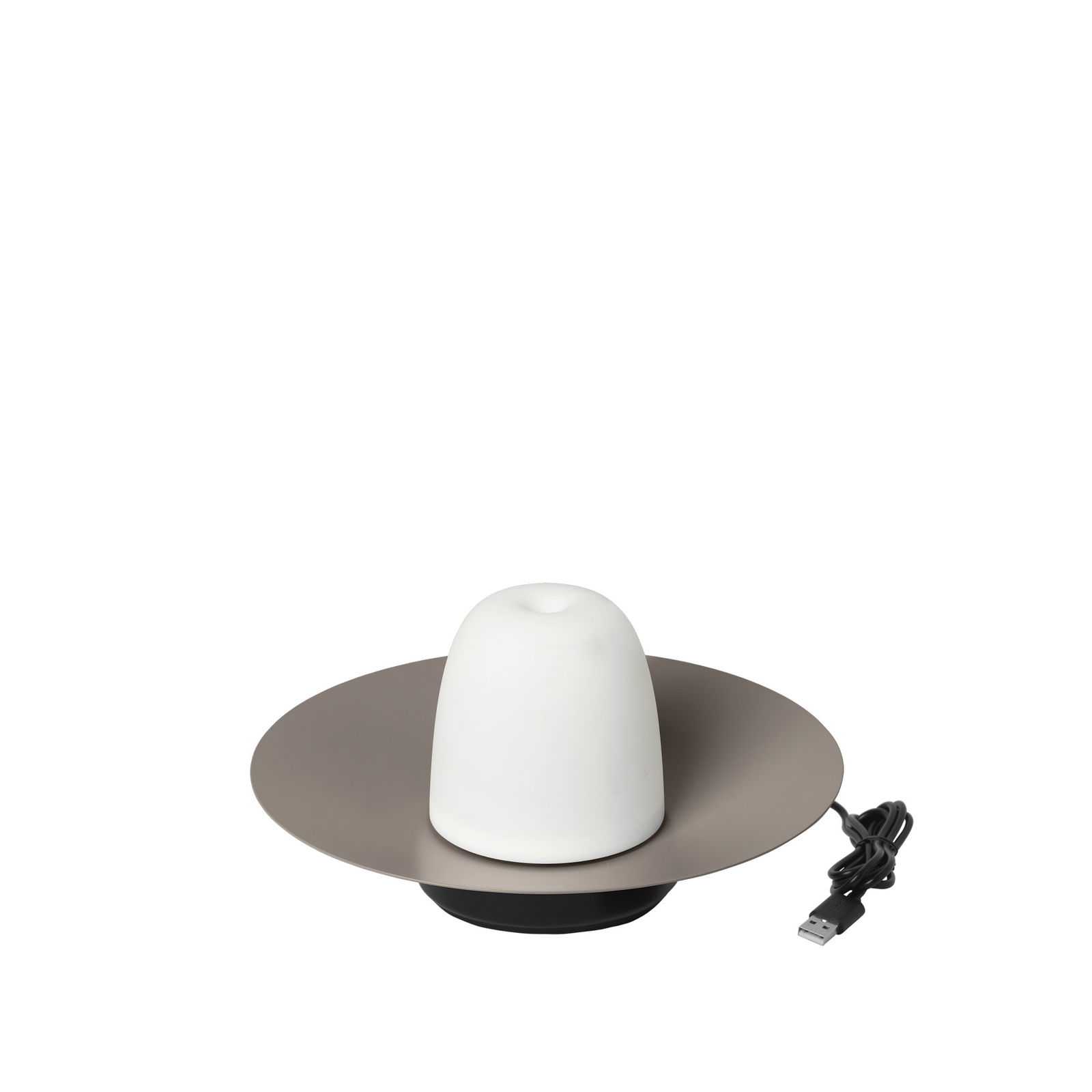 Moderne weiße Lampe mit einem schlanken metallischen Sockel und USB-Kabel.