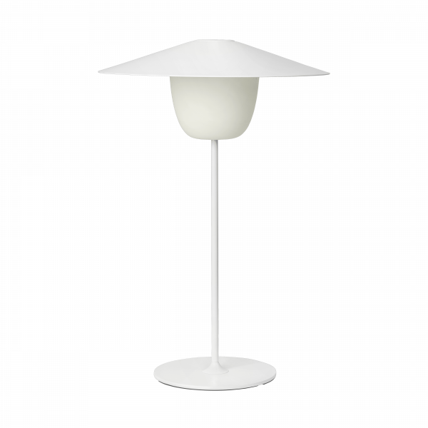 Elegante moderne weiße Lampe mit einem konischen Schirm auf einem schlanken Standfuß.