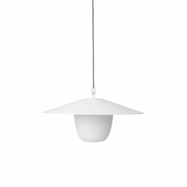 Elegante moderne weiße Pendelleuchte mit minimalistischem Design vor einem schwarzen Hintergrund.