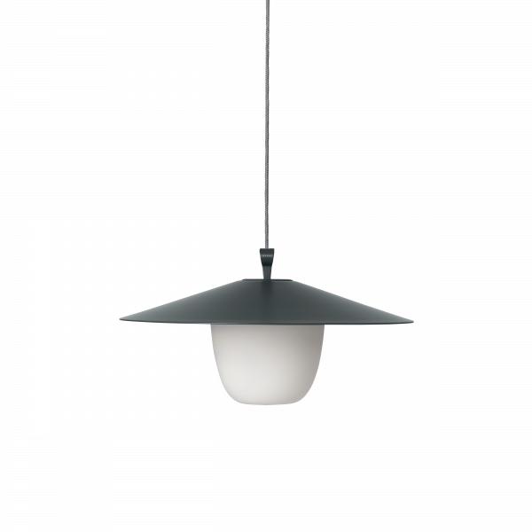 Moderne Pendelleuchte mit einem eleganten schwarzen Schirm und einer sanften weißen Glühbirne.