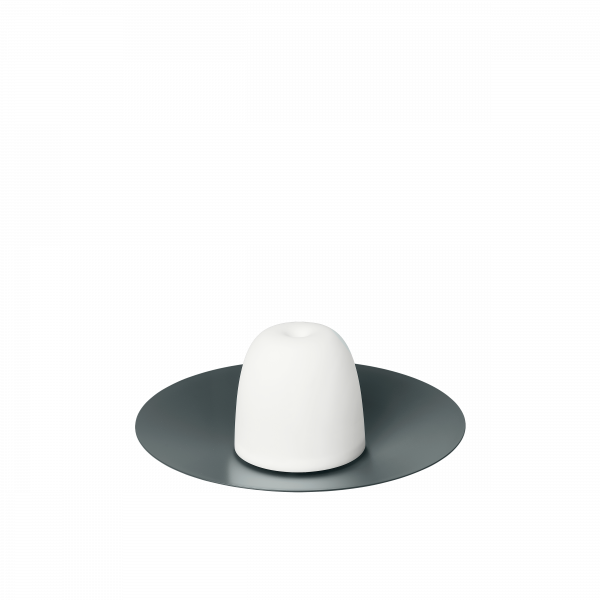 Minimalistisches weißes Keramikelement auf einem eleganten dunklen Teller, das moderne Designästhetik präsentiert.