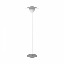 Moderne Stehlampe mit sleekem Design und breitem Schirm, perfekt zur Aufwertung von Wohnräumen.