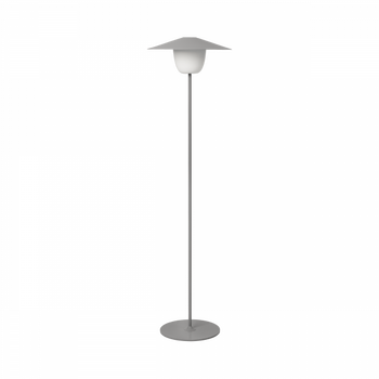 Moderne Stehlampe mit sleekem Design und breitem Schirm, perfekt zur Aufwertung von Wohnräumen.