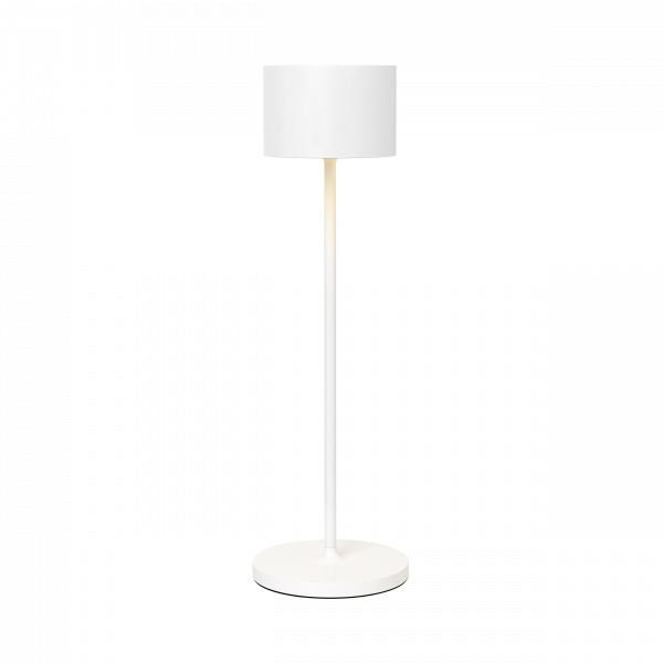 Moderne weiße Stehlampe mit einem eleganten Design und zylindrischem Schirm.