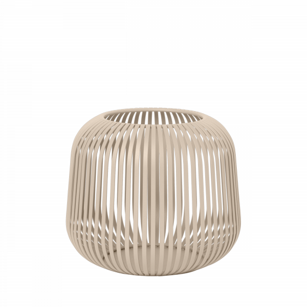 Stylische beige Drahtvase mit offenem Design für moderne Wohnkultur.