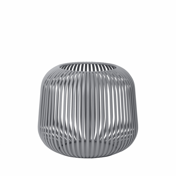 Moderne graue dekorative Vase mit einem eleganten gestreiften Design auf schwarzem Hintergrund.