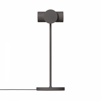 Moderne minimalistische Tischlampe mit einem schlanken Design auf schwarzem Hintergrund.