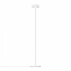 Schlanker weißer Stehlampe mit minimalistischer Design vor schwarzem Hintergrund.