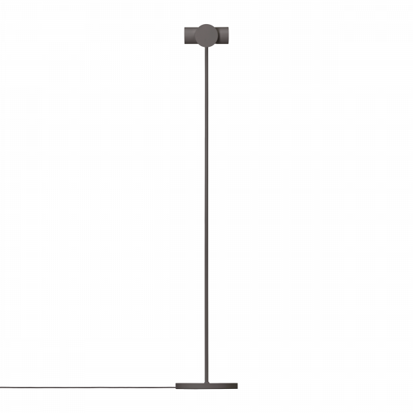 Schlanker, moderner Stehlicht mit minimalistischer Gestaltung auf schwarzem Hintergrund.