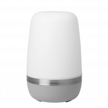 Moderne Blomus Lampe mit einem schlanken weißen Design und einem metallischen Fuß, ideal für stilvolle Dekoration.