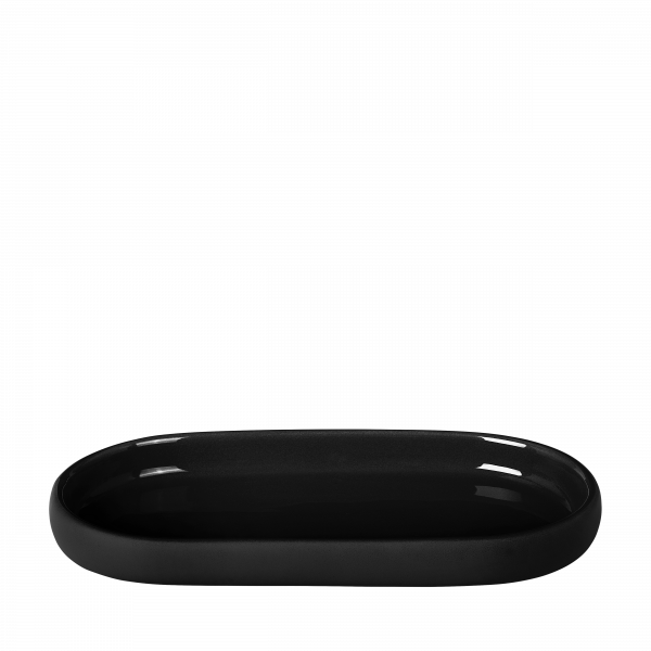 Elegantes schwarzes ovales Geschirr mit glänzender Oberfläche vor einem minimalistischen schwarzen Hintergrund.