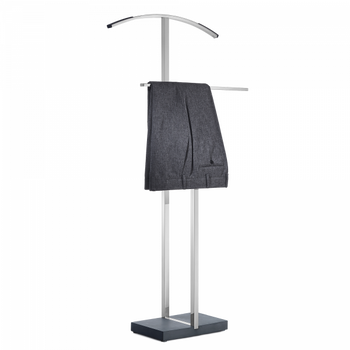 Schicke graue Hose, die an einem modernen Anzugständer mit stilvollem Design hängt.