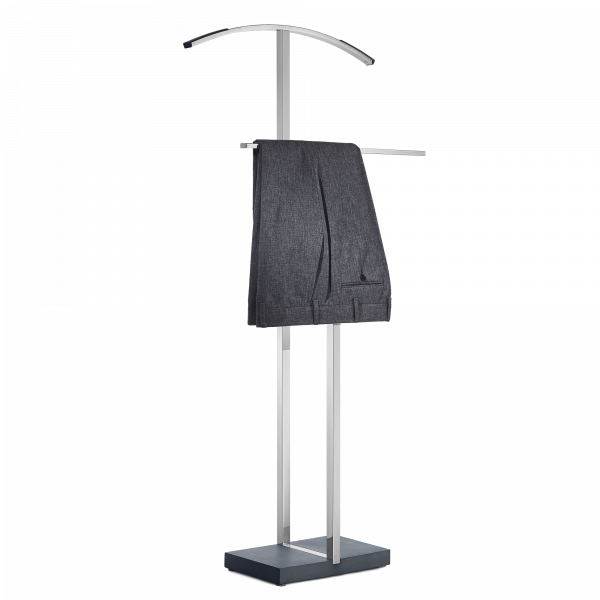 Schicke graue Hose, die an einem modernen Anzugständer mit stilvollem Design hängt.