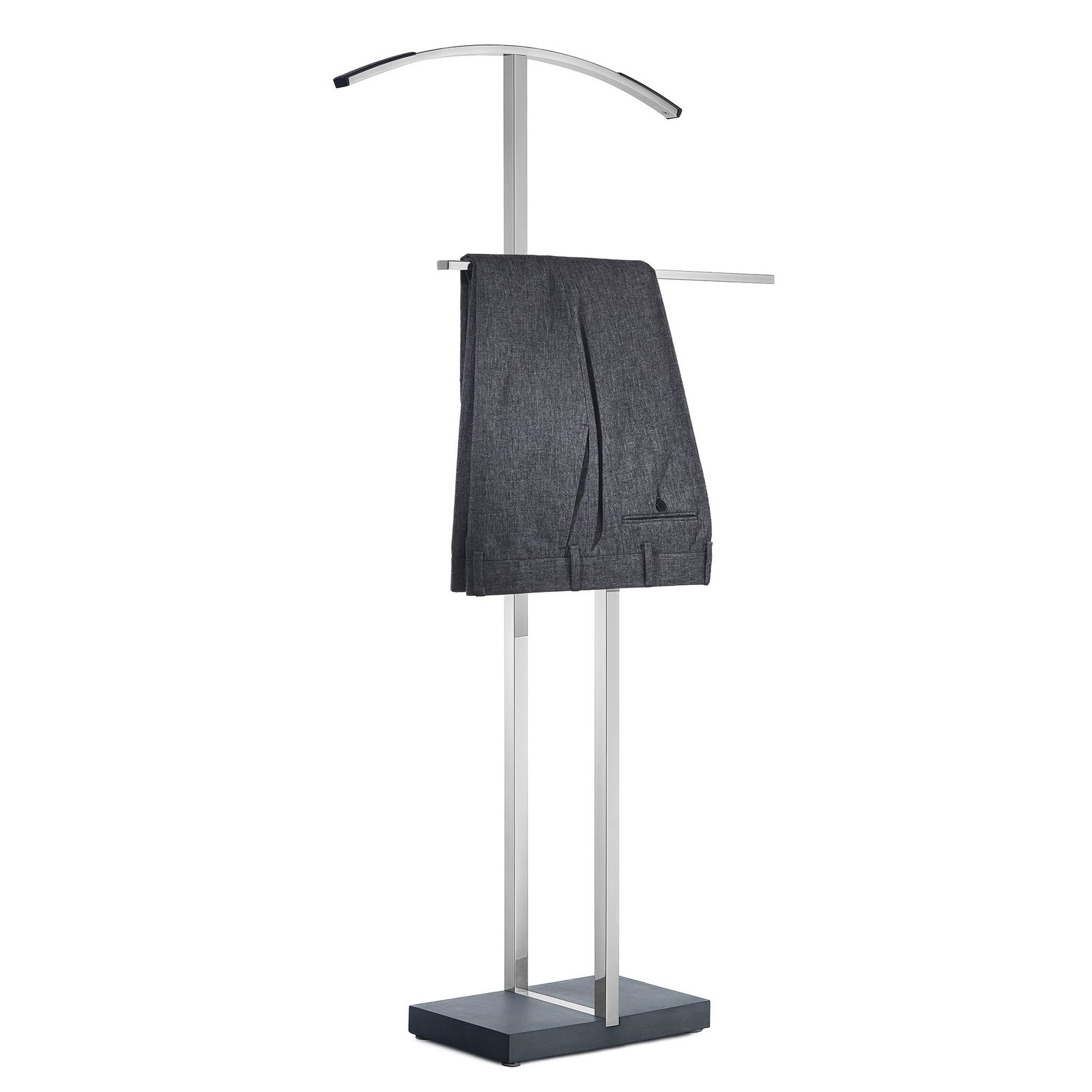 Schicke graue Hose, die an einem modernen Anzugständer mit stilvollem Design hängt.