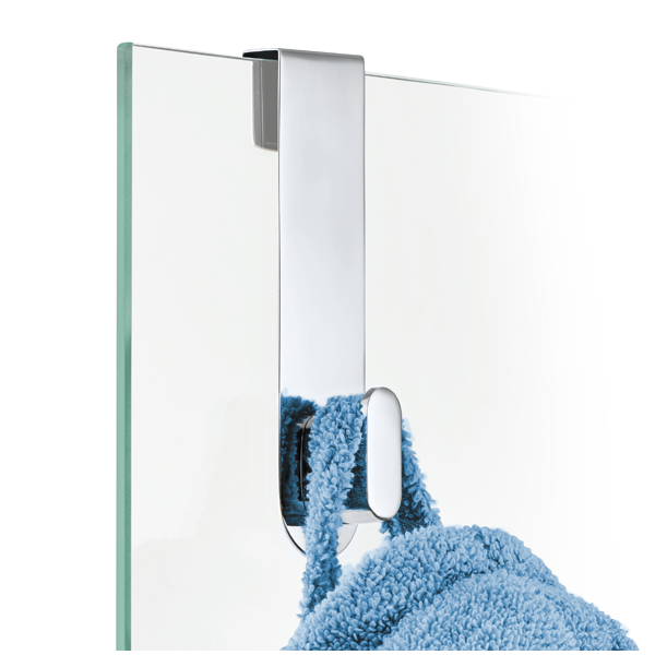 Verchromter Handtuchhaken, der an einer Glaswand mit einem blauen Handtuch hängt.