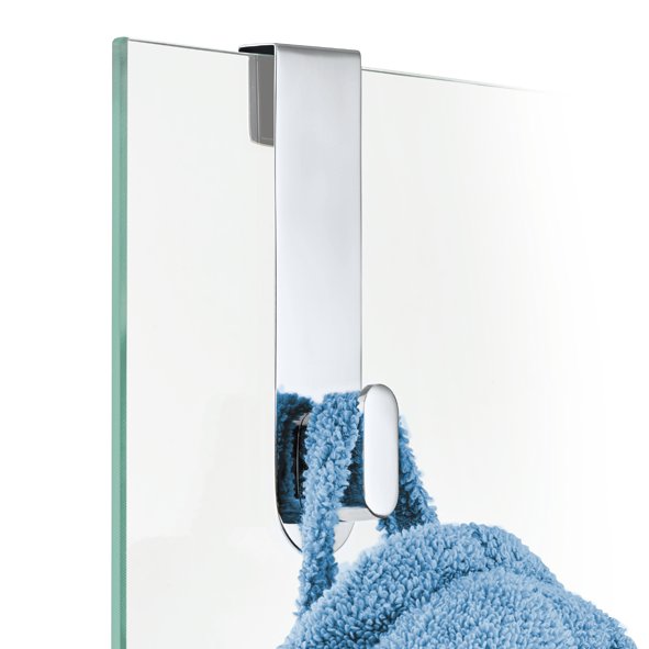 Verchromter Handtuchhaken, der an einer Glaswand mit einem blauen Handtuch hängt.