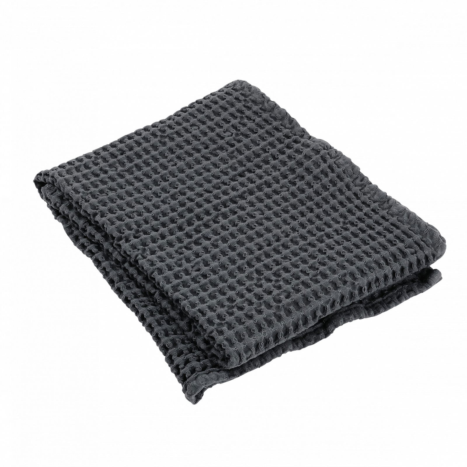 Grau gestricktes Handtuch ordentlich auf einem schwarzen Hintergrund gefaltet.