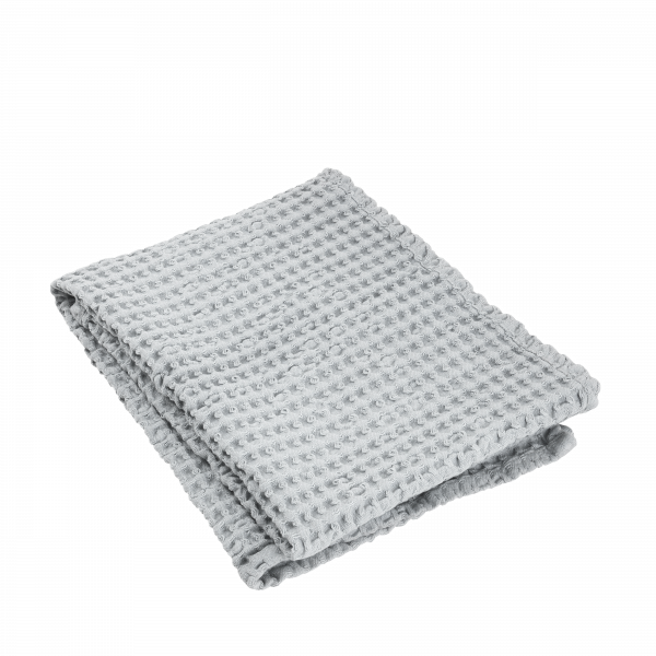 Gemütliche graue Waffel-Decke ordentlich gefaltet, perfekt für Wärme und Komfort in jeder Umgebung.