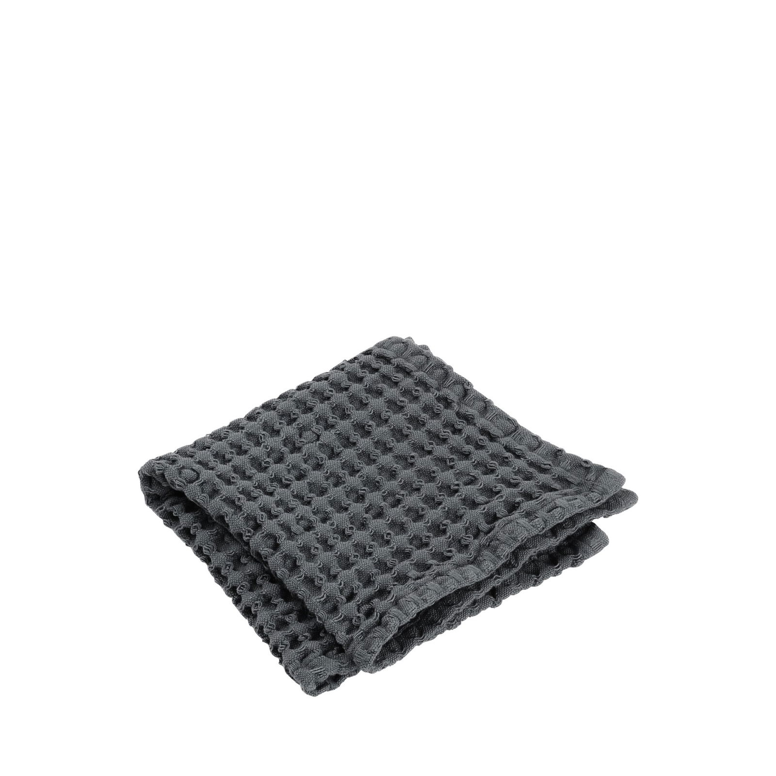Weiche graue Waffle-Webdecke ordentlich auf einem weißen Hintergrund gefaltet.