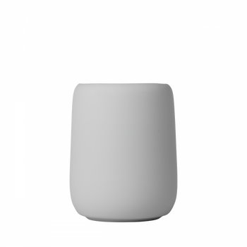 Minimalistische graue Keramiktasse auf einem weißen Hintergrund für moderne Dekorationsinspiration.