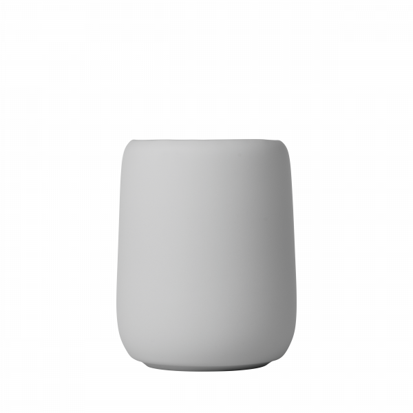 Minimalistische graue Keramiktasse auf einem weißen Hintergrund für moderne Dekorationsinspiration.