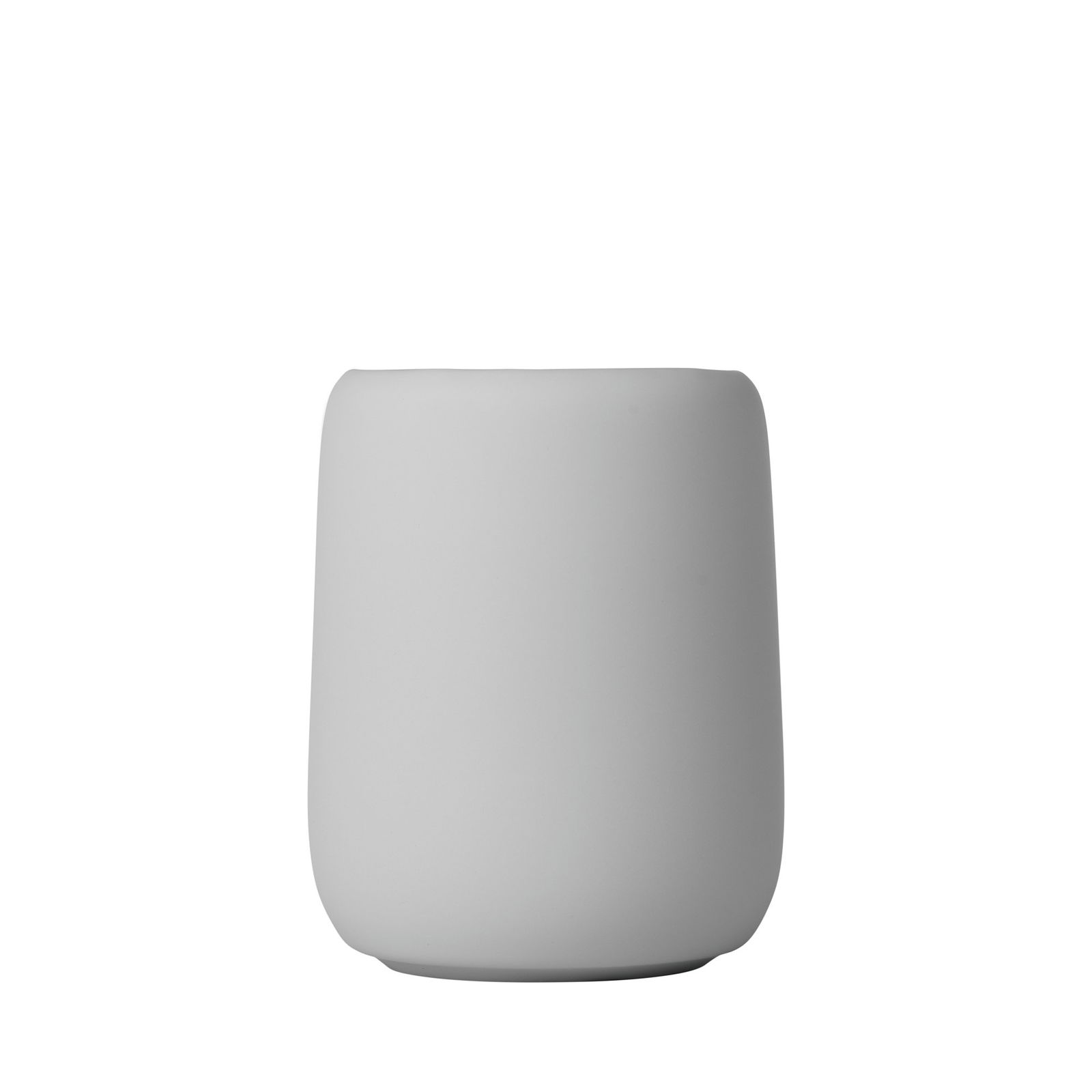 Minimalistische graue Keramiktasse auf einem weißen Hintergrund für moderne Dekorationsinspiration.