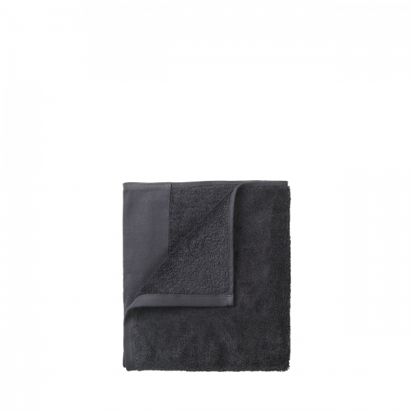 Weiches schwarzes Handtuch, ordentlich gefaltet, zeigt die flauschige Textur und das elegante Design.