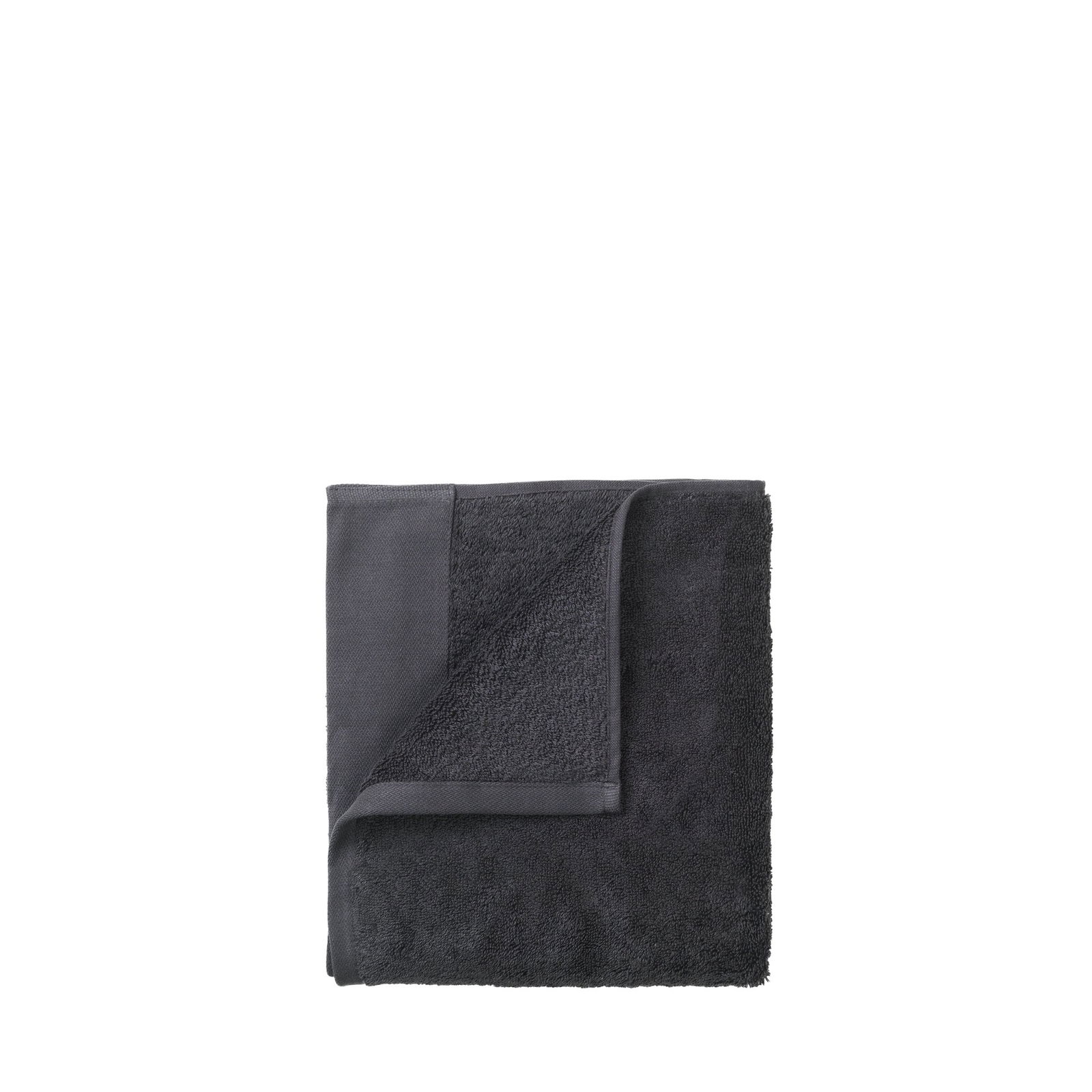 Weiches schwarzes Handtuch, ordentlich gefaltet, zeigt die flauschige Textur und das elegante Design.
