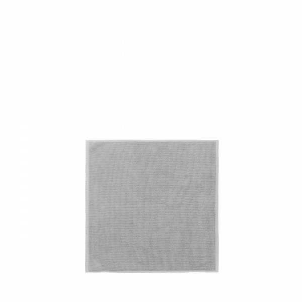 Graues quadratisches Gewebe mit subtiler Textur auf einem weißen Hintergrund.
